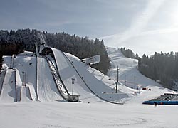 Große Olympiaschanze und Gudiberg Worldcup Racetrack (rechts) in Garmisch-Partenkirchen