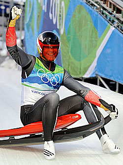 Felix Loch nach seinem letzten Lauf zum Olympiasieg im Whistler Sliding Center in Vancouver, Canada
